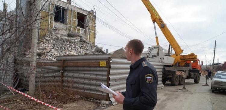 В Волгограде сносят незаконно построенную пятиэтажку на Быковской