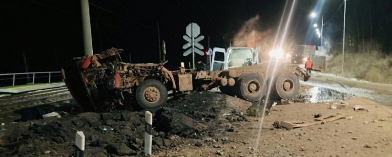 В Приангарье три человека стали жертвами столкновения поезда и грузовика