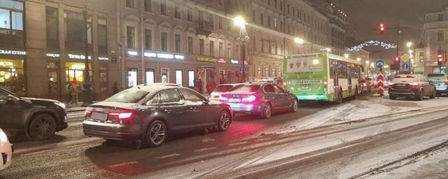 Петербург замер в пробках после усиления снегопада
