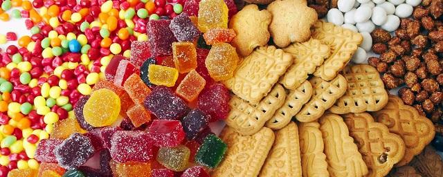 Группа ученых выяснила, что фастфуд и сладости оказывают влияние на восприятие еды мозгом