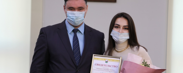 Мэр Иркутска Руслан Болотов вручил стипендии молодым ученым