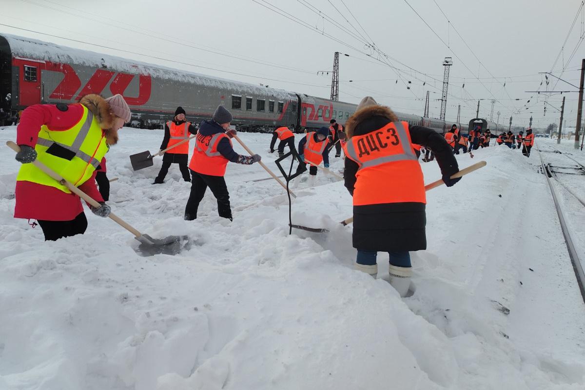 За три дня со станций и перегонов Кировской области было вывезено более 51 тыс. кубометров снега