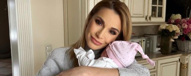 Телеведущая Ольга Орлова пожаловалась на невыносимую боль в ребрах после вторых родов