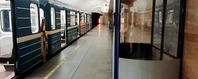 Пассажир в петербургском метро упал на пути и погиб