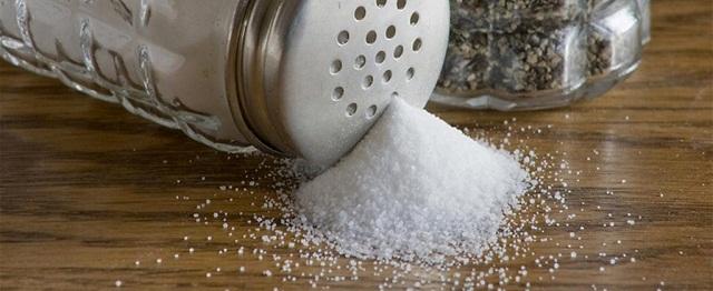 Диетолог Гинзбург рассказал о вреде соли для сердца