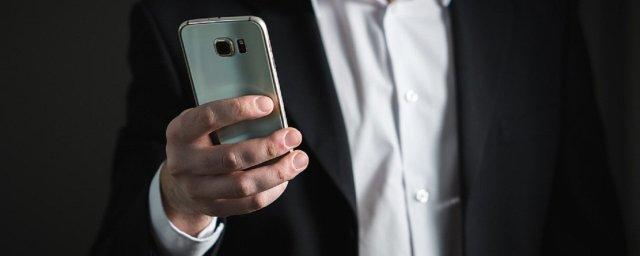 На Урале судебные приставы из-за долгов изъяли у чиновника смартфон