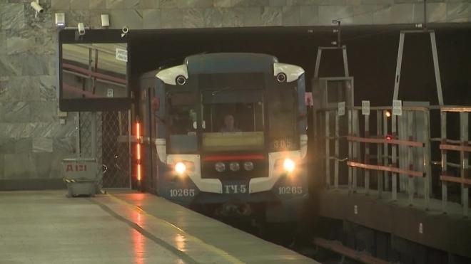В Петербурге движение по «красной» ветке метро восстановили после сбоя