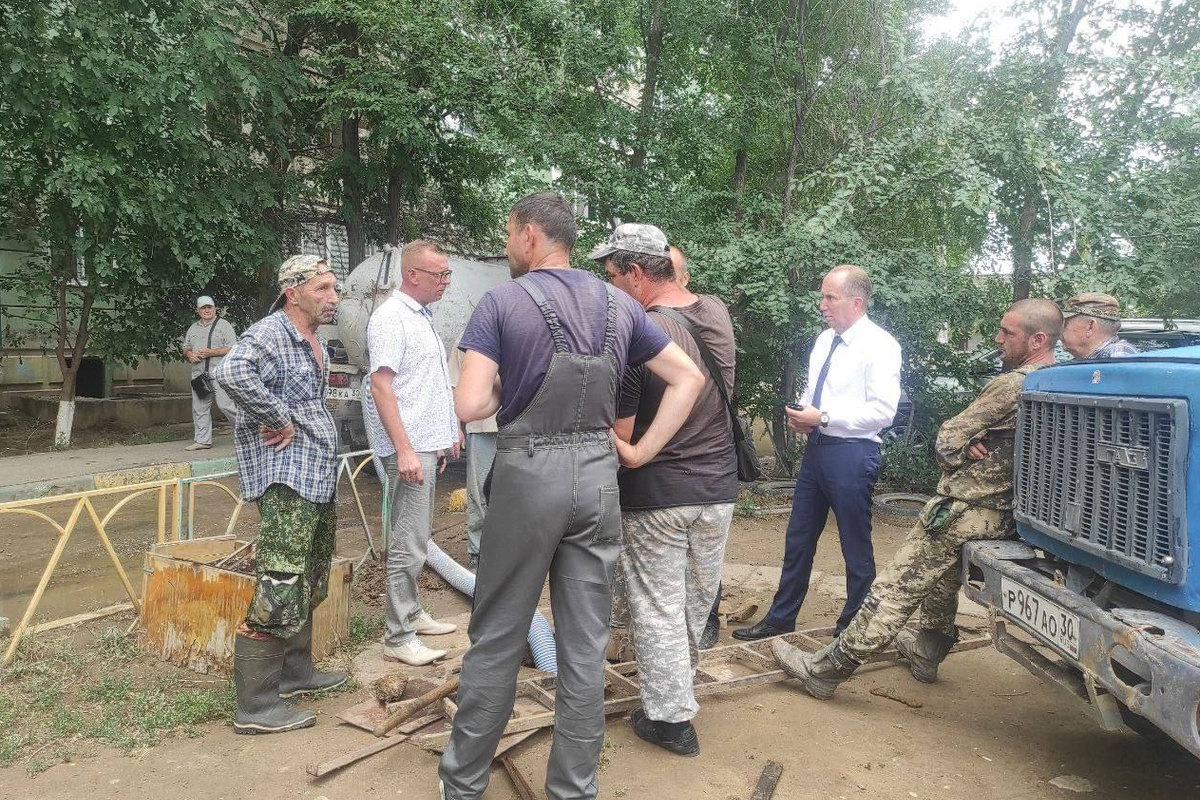 Председатель Городской Думы Астрахани Игорь Седов проверил состояние аварийного участка на улице Хибинская