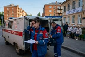Врачи пашут сутками, но в регионах скорая не приезжает. Кто зарабатывает на здоровье россиян