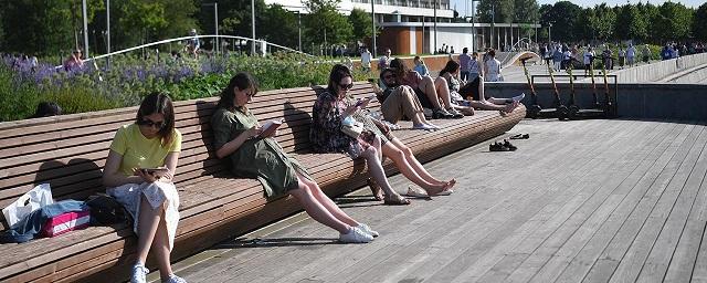 Мэр Москвы разрешил горожанам отдыхать на скамейках