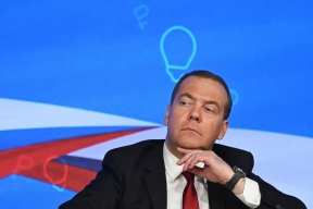 Медведев заявил, что США вынудили Россию задуматься о ядерных испытаниях