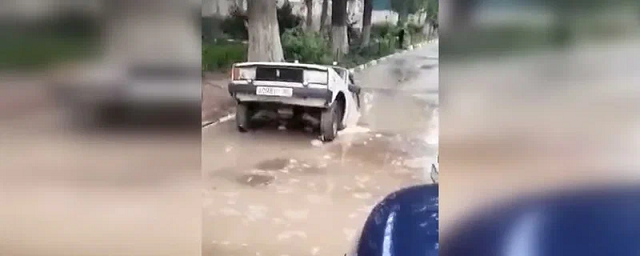 В Саратове автомобиль из-за коммунальной аварии провалился в яму с водой