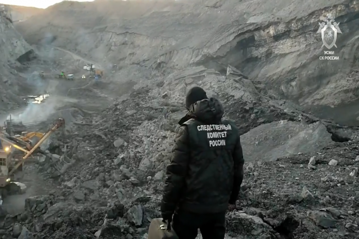 СК России работает на месте обрушения горных масс в угольном карьере в Магаданской области