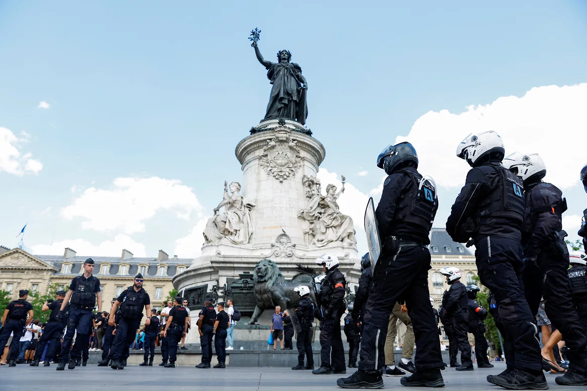 Диверсии во франции. Протесты во Франции. Протесты в Париже. Полиция Парижа.