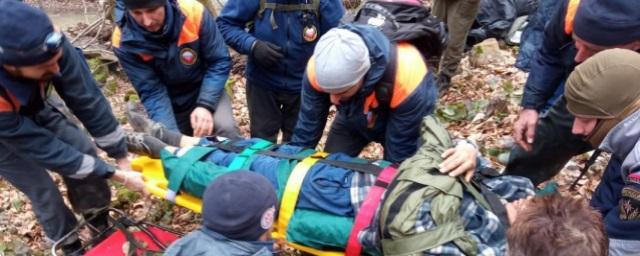 В Краснодарском крае спасатели более суток эвакуировали из леса травмированного мужчину