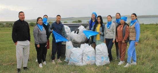В Туве работники библиотеки очистили от мусора берег озера Чагытай