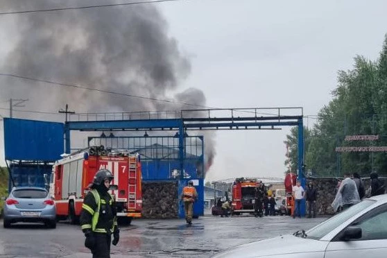 В Петербурге горел в производственный ангар на Большой Пороховской улице