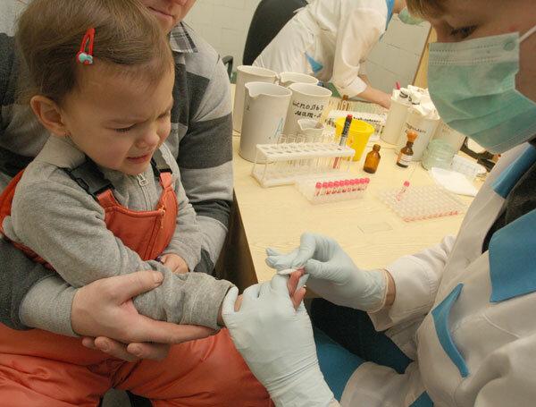 Медсестра в поликлинике Ярославля брала у детей кровь использованной иглой