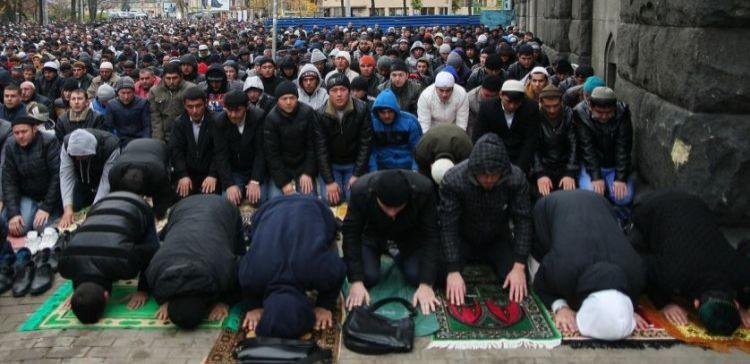 Празднование Курбан-байрама привело к серьезным пробкам на Петроградке