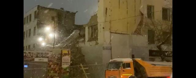 В Екатеринбурге при сносе здания стена обрушилась на переход и задела киоск