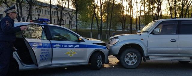 В Благовещенске пьяный автомобилист врезался в полицейскую машину