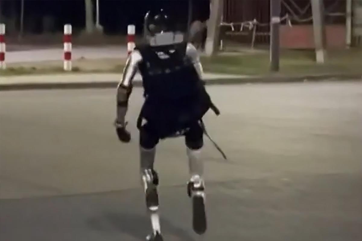 «Терминатор» против свиней: как китайский робот устроил разгон кабанам в Варшаве