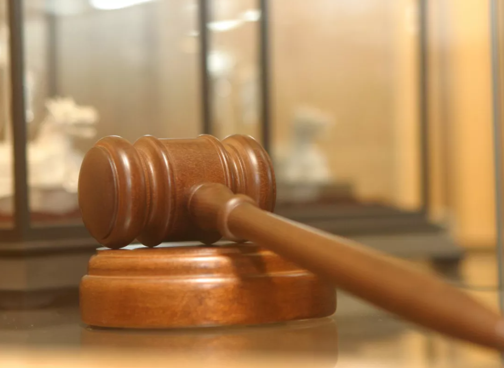 Пострадавшая от нападения требует компенсацию от директора частной школы и её сообщников