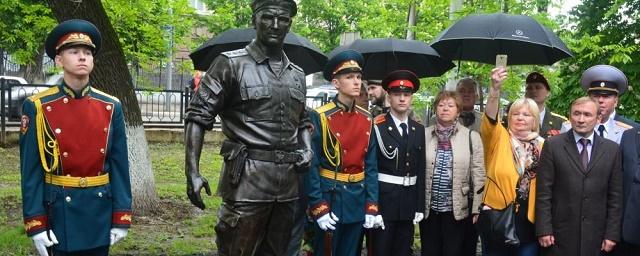 В Саратове установили памятник Герою России Анатолию Романову