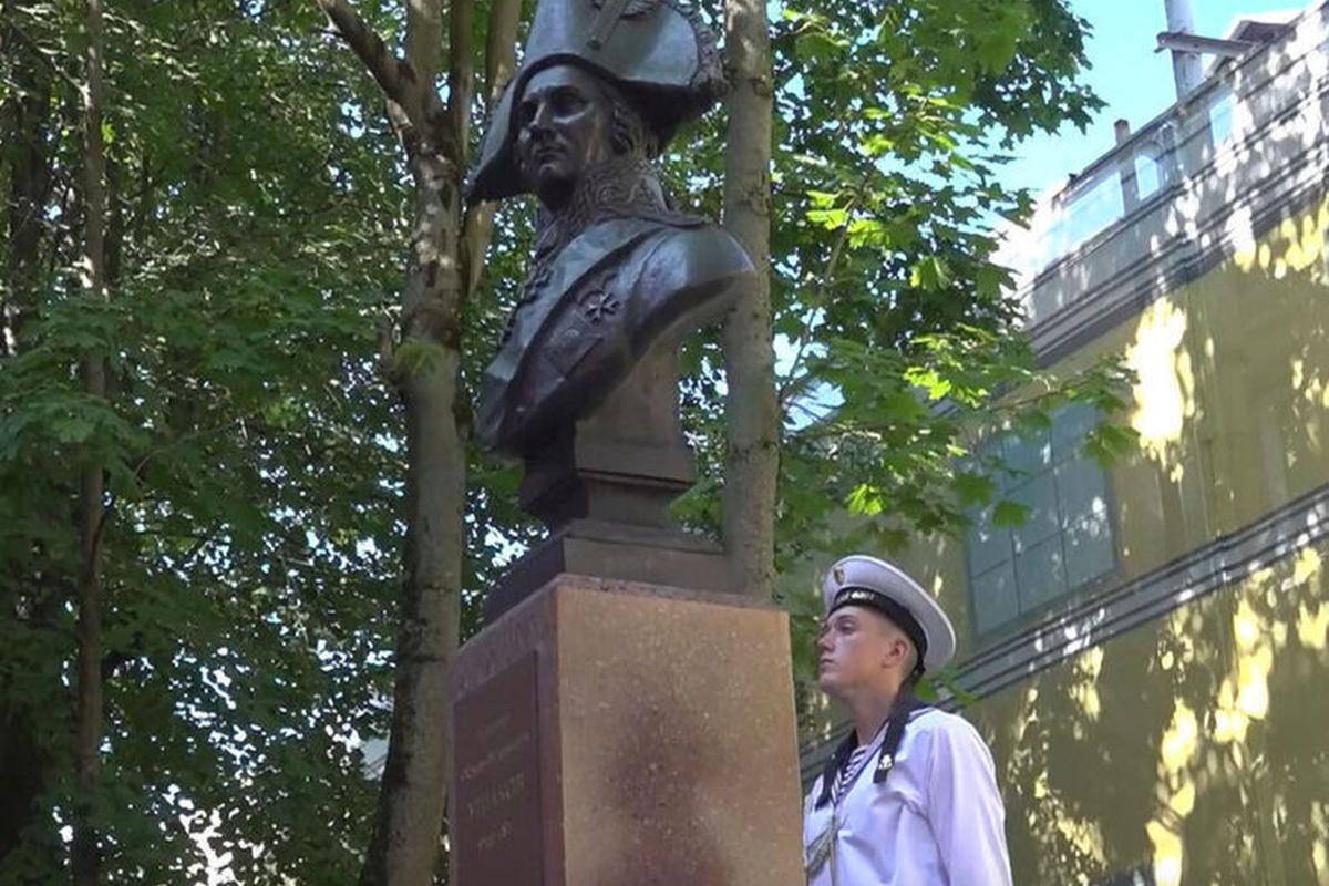 В День ВМФ в Петербурге открыли памятник адмиралу Ушакову