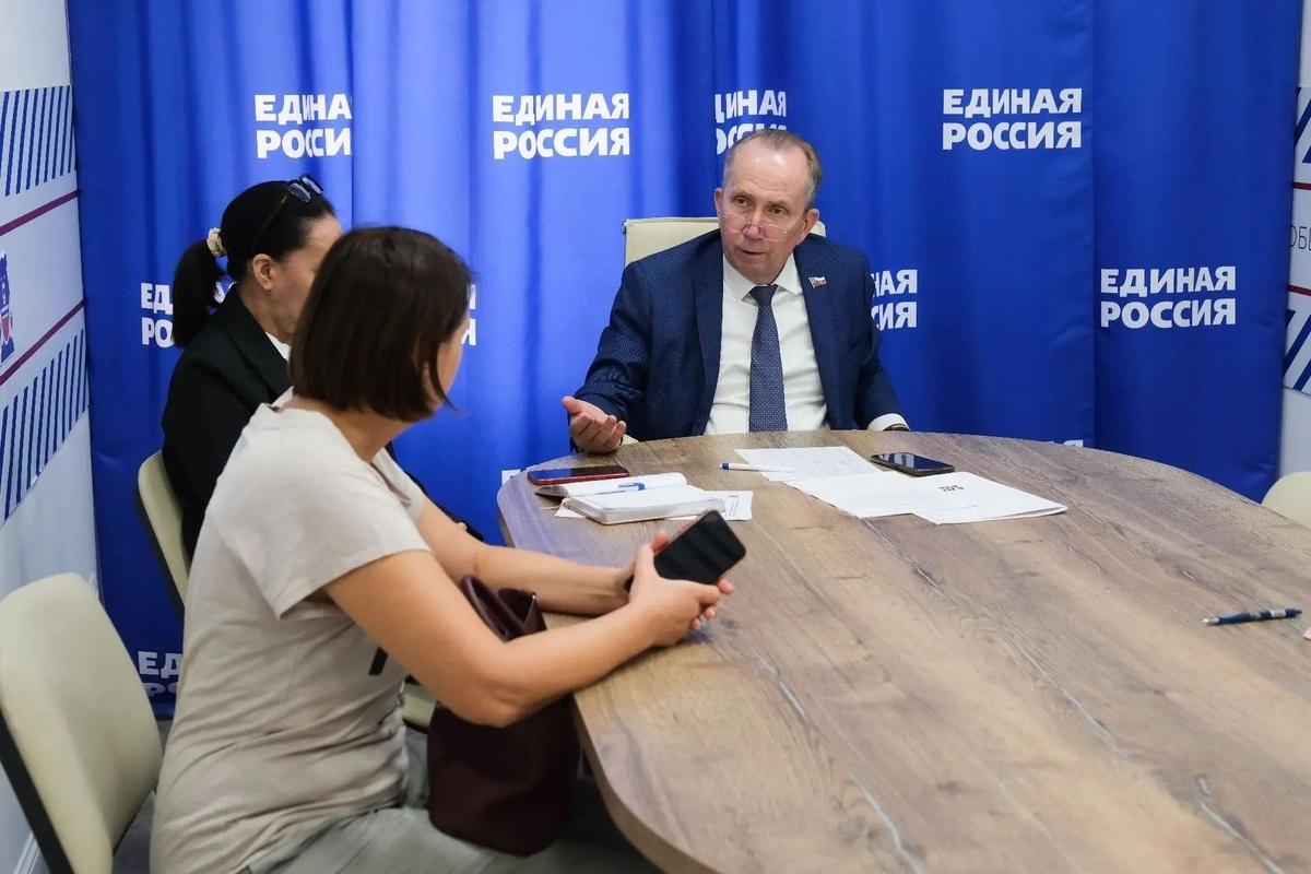 Спикер Гордумы Астрахани Игорь Седов взял под контроль решение вопросов граждан, пришедших на личный прием в Штаб общественной поддержки