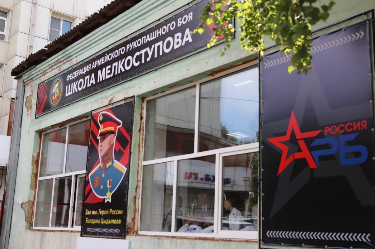 Глава Иркутска Руслан Болотов провел встречу с мастером спорта России Петром Мелкоступовым