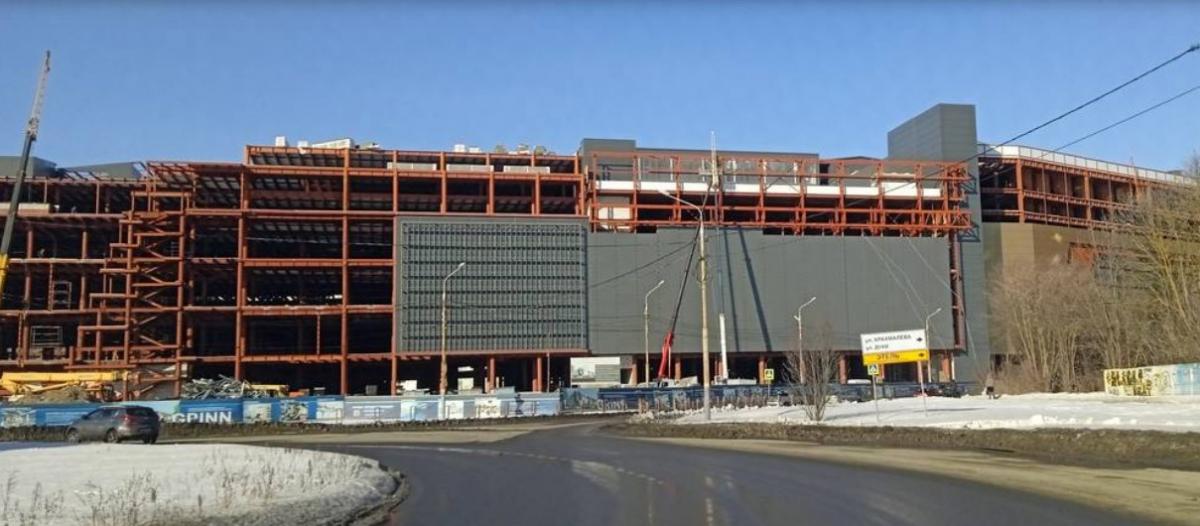 В Брянске большую часть фасада ТРЦ «МегаГринн» оформили сэндвич-панелями