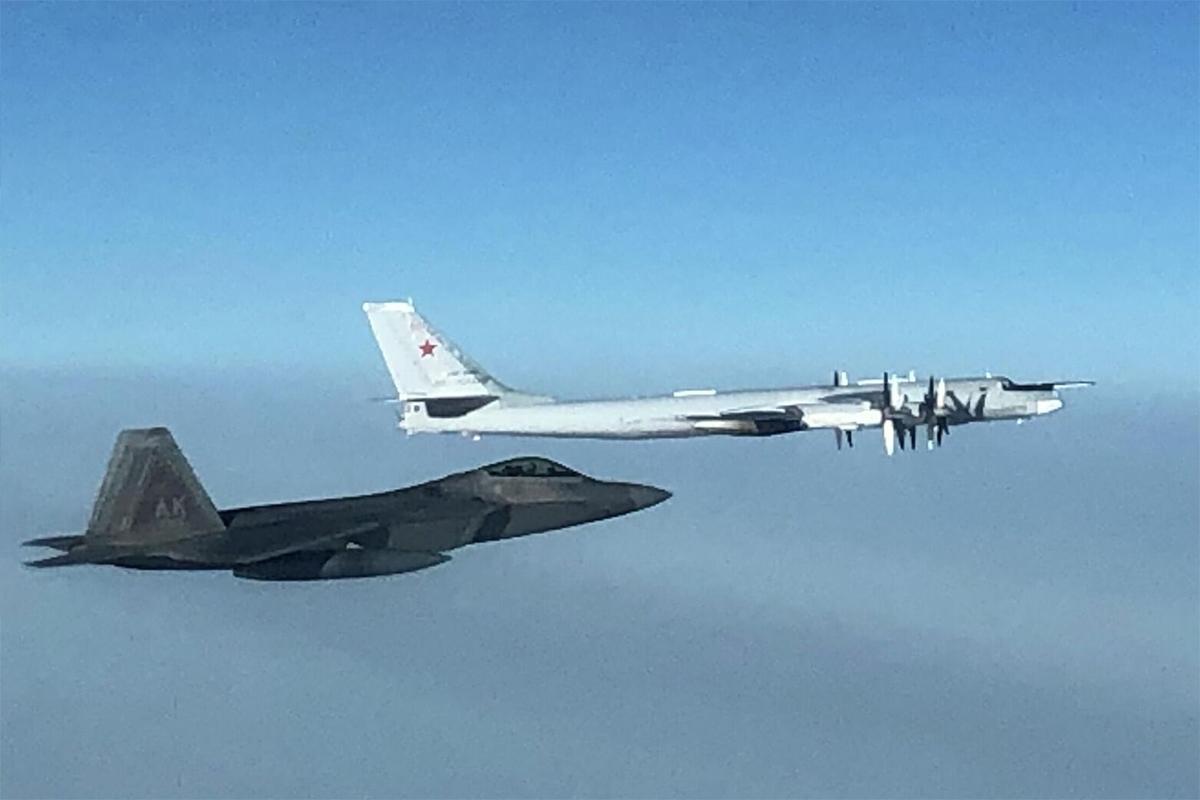 В США испугались российского военного самолета у берегов Аляски