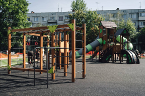 В Щелкове и Фрянове монтируют три губернаторские детские площадки