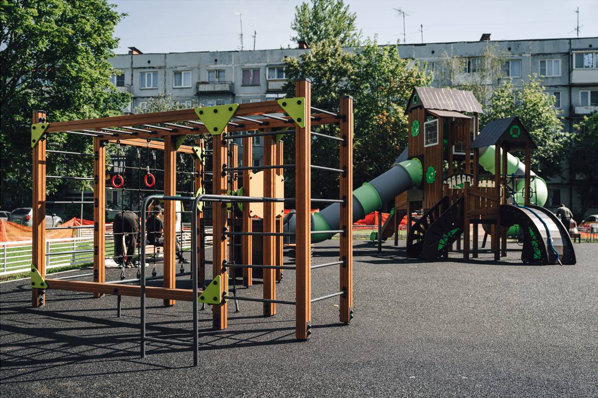 В Щелкове и Фрянове монтируют три губернаторские детские площадки
