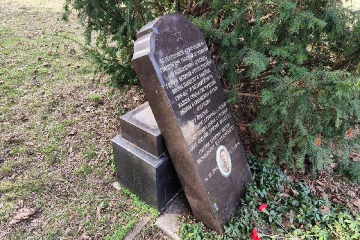 СКР возбудил дело из-за осквернения могилы героя ВОВ в Молдавии, к работе подключат МИД РФ