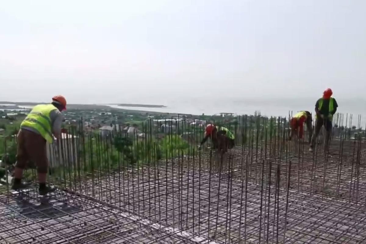 В Мариуполе восстанавливают девятиэтажку разрушенную в боевых действиях