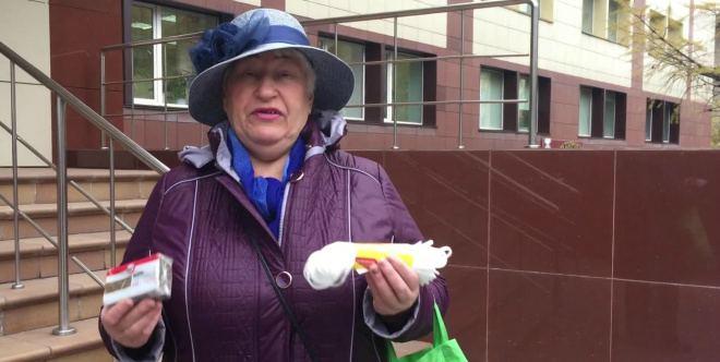 В Новосибирске пенсионерка подарила чиновнику веревку и мыло