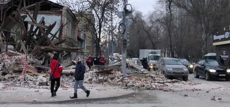 В Саратове стена дома обрушилась на припаркованный рядом автомобиль с водителем