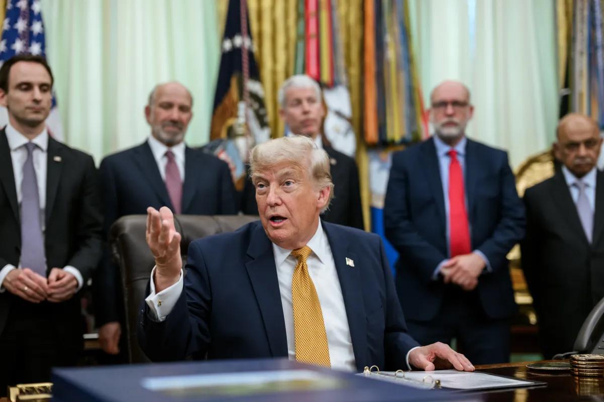 «Попросили даже иранцы»: Трамп раскрыл, кто уговорил его отказаться от «крупнейшей бомбежки со времен Второй мировой» — и тут же пригрозил новой атакой