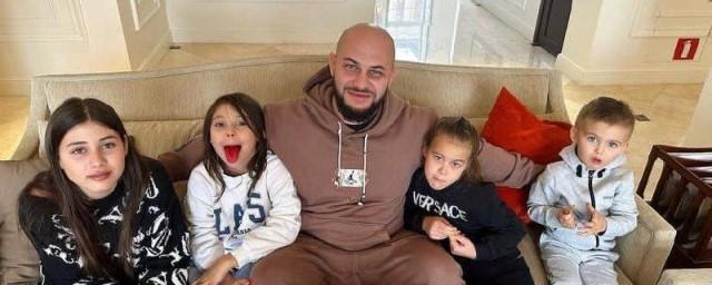 Рэпер Джиган поделился фото воссоединения со своими детьми после выписки из больницы