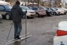 В Иванове мужчина гулял по асфальту на лыжах