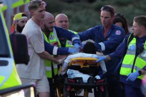 При стрельбе на пляже в Сиднее погибли десять человек, еще 13 госпитализированы