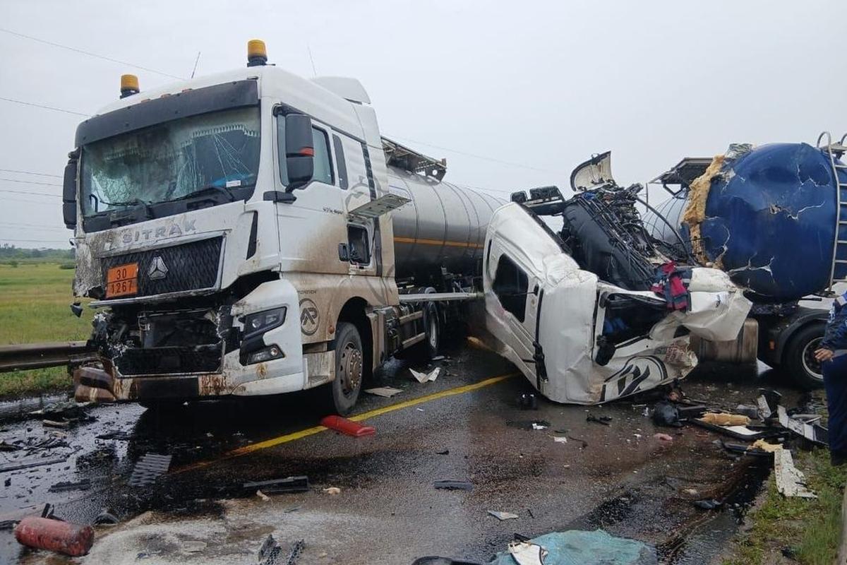 В ДТП с тремя фурами в Оренбуржье погиб человек