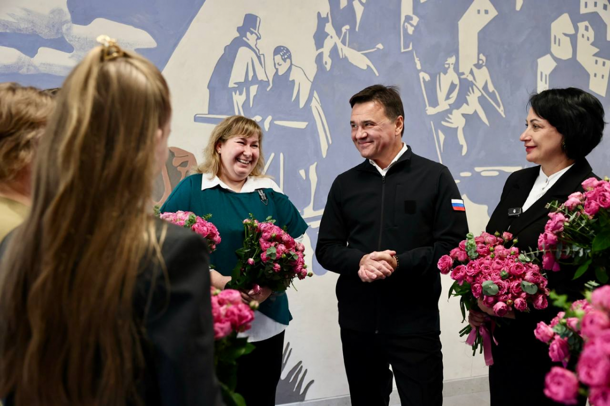 Губернатор Подмосковья Андрей Воробьев поздравил педагогов школы №8 в Химках с Днём учителя