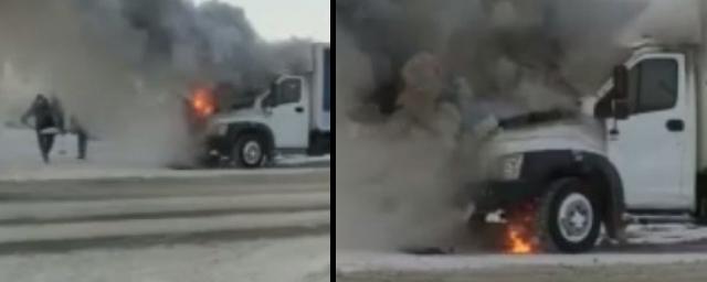 Новосибирцам удалось закидать снегом горящий грузовик и потушить пожар
