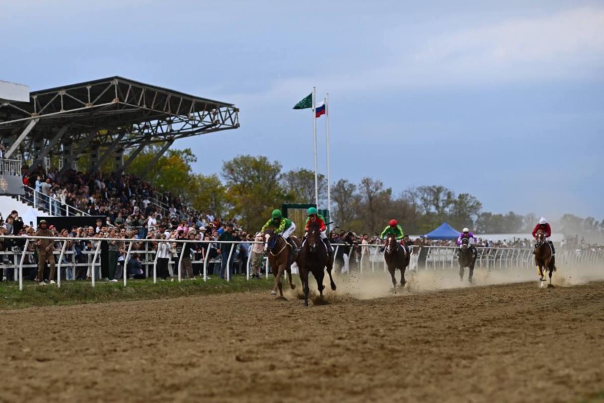 На ипподроме в Адыгее прошли скачки, посвящённые 35-летию со Дня образования республики
