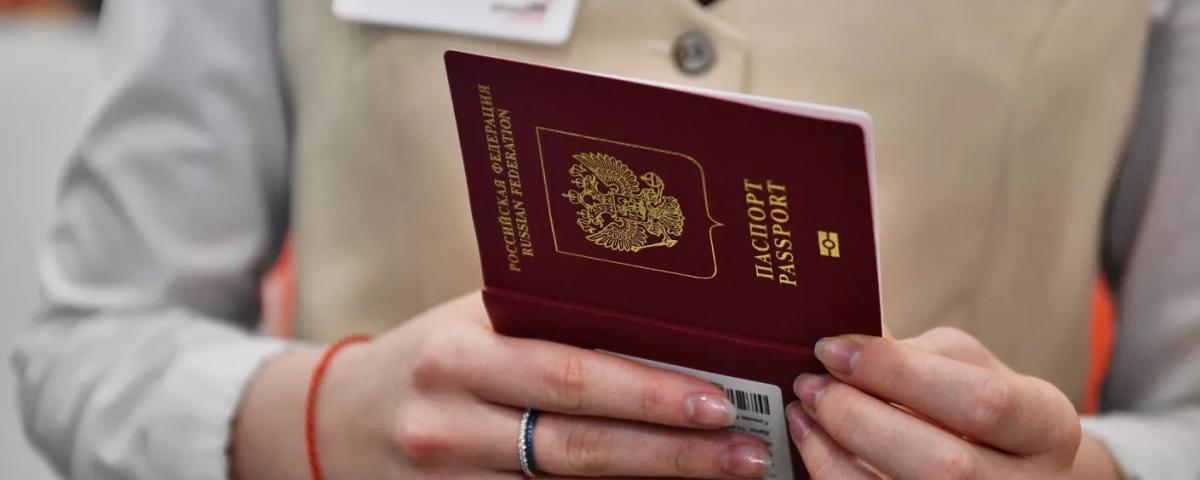 В РФ вступили в силу правила сдачи загранпаспорта при ограничении на выезд