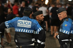 В Португалии мужчина погиб, застряв в уличном контейнере для одежды