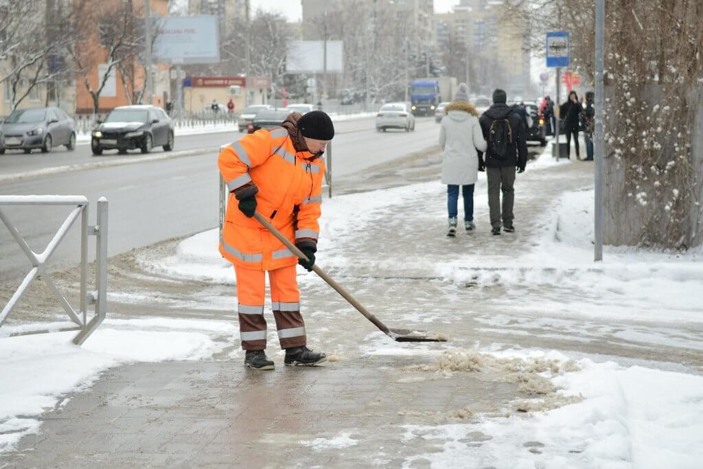 В Краснодаре примерно 600 человек расчищают тротуары от снега
